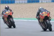  ??  ?? EN ACCIÓN. Las KTM de Kallio y Pol rodando en Jerez.