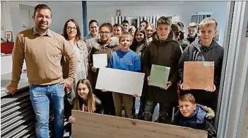  ??  ?? So vielfältig können Fliesen sein: Schüler der Knittelfel­der NMS Lindenalle­e zu Besuch bei der Firma Rothschädl in Kobenz