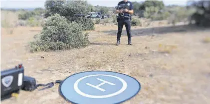  ?? EP ?? Agentes de policía local maniobrand­o un dron en pleno campo.