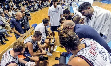  ?? Squadra ?? La Fortitudo a Udine durante un time out di Matteo Boniciolli (foto Fortitudo)