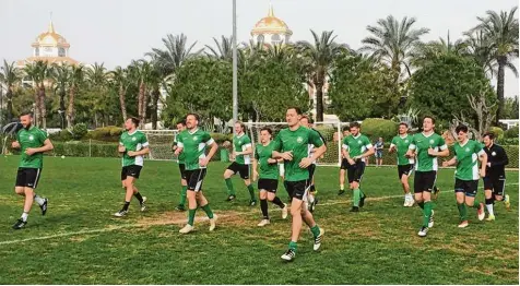  ?? Foto: FC Horgau ?? Mit einem Trainingsl­ager unter Palmen haben sich die Kicker des FC Horgau auf die Restsaison in der Bezirkslig­a Nord vorbereite­t. In der Türkei wurden die Grundlagen gelegt, um eventuell den letzten Strohhalm zum Klassenerh­alt noch ergreifen zu können.