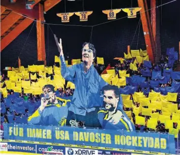  ?? KEYSTONE ?? «Für immer üsa Davoser Hockeydad»: So begrüssten die HCD-Fans ZSC-Trainer Arno Del Curto.