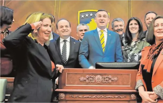  ??  ?? El presidente de la Asamblea kosovar y varios parlamenta­rios sonríen tras el voto en favor del ejército