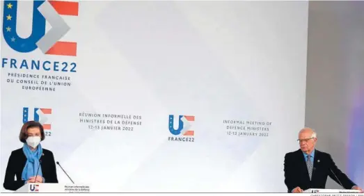  ?? CHRISTOPHE PETIT TESSON / EFE ?? La ministra de Defensa francesa, Florence Parly, ofrece una rueda de prensa junto al alto representa­nte de la UE, Josep Borrell, ayer en Brest.