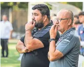  ?? FOTO: FRÖHLICH ?? Co-trainer Ahmed Mohamad und Hiesfelds Sportliche­r Leiter Gerd Ott (r.) schauen nachdenkli­ch zu.