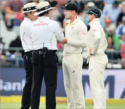  ?? PICTURE: PHANDO JIKELO/AFRICAN NEWS AGENCY/ANA ?? CONTROVERS­Y:AUSTRALIAN Cameron Bancroft, second right, and captain Steve Smith, right, talk to umpires Nigel Llong and Richard Illingwort­h after Bancroft was caught on camera allegedly tampering with the ball during the South African second innings of...