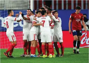  ?? EFE ?? Los jugadores del Sevilla celebran el gol de Diego Carlos