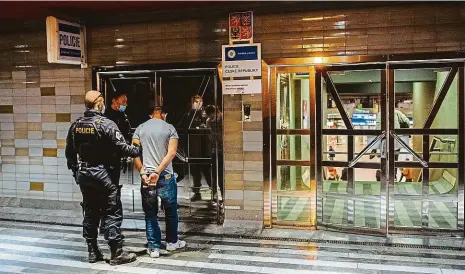  ?? Foto: Petr Topič, MAFRA ?? Zásah Nádraží má svou policejní stanici. Fotograf tam zrovna zastihl policisty, jak přivedli zatčeného a umístili ho uvnitř do cely.