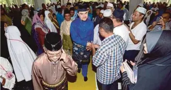  ??  ?? TENGKU Amir Shah bersalaman dengan tetamu pada majlis penutup Kursus Perdana Haji Peringkat Negeri Selangor Tahun 2017.