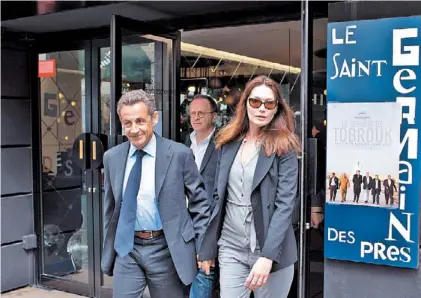  ?? /AFP ?? Salida.
El ex presidente y su esposa, la ex modelo Carla Bruni, salen de un cine en París, en junio de 2012.