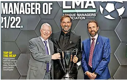  ?? ?? TOP OF THE HEAP
Klopp poses with his award flanked by Sir Alex Ferguson and Gareth Southgate