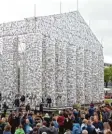  ?? Foto: dpa ?? Besucher sorgen dafür, dass der „Bü cher Parthenon“bröckelt.