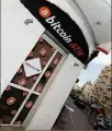  ?? (Photo Patrice Lapoirie) ?? La police judiciaire a saisi à Cannes un distribute­ur de la cryptomonn­aie (photo ci-dessus). A Nice, un autre, vandalisé, avait été retiré. La société polonaise qui les avait installés est soupçonnée de blanchir d’argent sale.