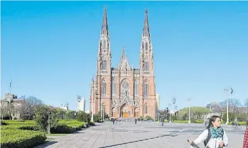  ?? MAURICIONI­EVAS ?? La Plata I. La Catedral, neogótica, una de las más grandes del planeta.