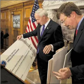  ?? Arkansas Democrat-Gazette/STATON BREIDENTHA­L ?? Gov. Asa Hutchinson (left) and Education Commission­er Johnny Key prepare for a news conference Monday to announce rewards of nearly $7 million to 175 public schools for their academic performanc­e.