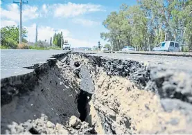  ?? JUAN JOSÉ GARCÍA ?? Grietas en el asfalto. Apareciero­n en la ruta 40.