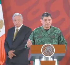  ??  ?? El titular de la Sedena, general Luis Cresencio Sandoval, detalló la forma en la que armas ilegales entran a México desde Estados Unidos.