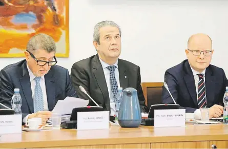  ?? Andrej Babiš, Michal Murín a Bohuslav Sobotka usedli za jedním stolem na schůzi sněmovního bezpečnost­ního výboru FOTO PROFIMEDIA ?? Před týdnem