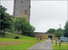  ??  ?? La tour, juste avant l’installati­on des aménagemen­ts extérieurs