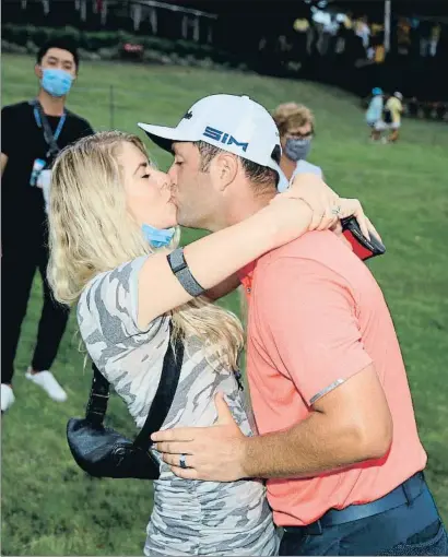  ?? SAM GREENWOOD / AFP ?? El golfista vasco Jon Rahm y su esposa, la norteameri­cana Kelley Cahill, se besan en Muirfield