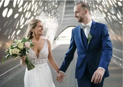  ?? FOTO VTM ?? Schotenaar Tim met zijn kersverse vrouw Elke uit Zwijndrech­t. “Toen ik haar voor het eerst zag, viel er meteen een last van mijn schouders.”