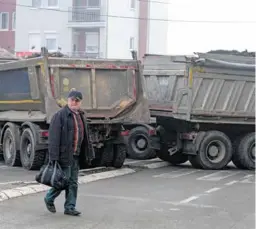  ?? FOTO: REUTERS ?? Srbská blokáda v Mitrovici.