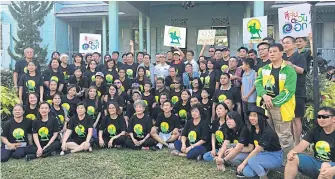  ?? AMPA SANTIMATAN­EDOL ?? Participan­ts who are fond of the history of King Taksin pose for a group photo during a visit to the shipyard.