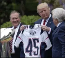  ?? SUSANWALSH — THE ASSOCIATED PRESS ?? President Donald Trump is presentedw­ithaNewEng­landPatrio­ts jersey by Patriots owner Robert Kraft, right, and coach Bill Belichick.