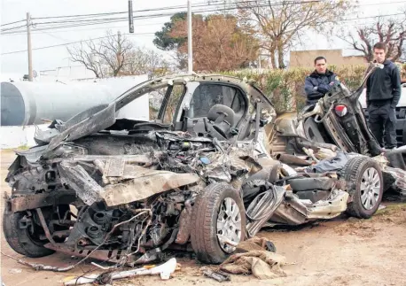  ?? AGENCIA CORONEL DORREGO ?? Totalmente destrozado resultó el Volkswagen Voyage en el que viajaban los dos hombres oriundos de Moreno.