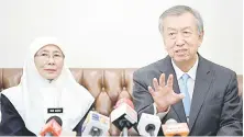  ?? — Gambar Bernama ?? POSITIF: Wan Azizah (kiri) pada sidang media bersama Duta Besar Jepun ke Malaysia Dr Makio Miyagawa di pejabatnya, semalam.