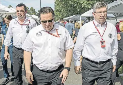  ?? FOTO: EFE ?? Zak Brown y Éric Boullier, junto al director deportivo de la F1, Ross Brawn, se reunieron ayer con Renault en el hospitalli­ty de McLaren