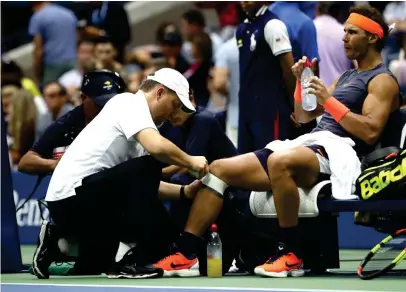  ?? AL BELLO
FOTO: LEHTIKUVA/ ?? Jag hatar att ge upp, sade Nadal. Men en skada tvingade honom till det.