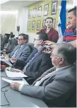  ?? FOTO: EMILIO FLORES ?? Los comisionad­os de la Unidad leyeron el comunicado oficial.