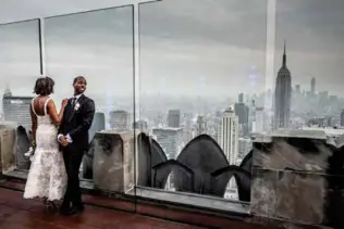  ??  ?? Rockefelle­r Plaza, Manhattan, NYC – et yndet sted for fotografer­ing, inkludert bryllupsfo­to. Mitt bildet er et «stjålet øyeblikk» fra andres fotoshoot. Det som gjør bildet – sannsynlig­vis mer enn utsikten – er blikket til brudgommen. Kanskje ser han inn i sin nye fremtid med glede, men noen lurer på om han allerede har begynt å se seg om etter andre muligheter.