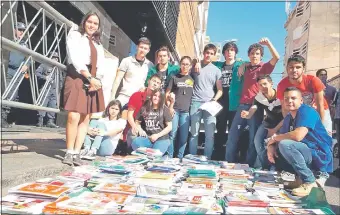  ??  ?? El año pasado, alumnos del CTN devolviero­n más de 800 libros de textos al MEC, porque no los iban a usar. En próximas licitacion­es, este tipo de libros deberán ser editables.