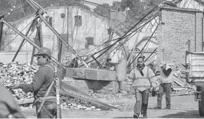  ?? ARCHIVO LA NUEVA. ?? Personal de Defensa Civil y efectivos policiales concurrier­on al sitio luego que se produjera el derrumbe de la estructura.