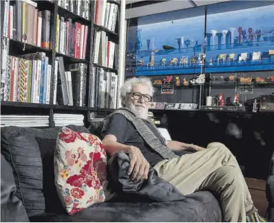  ?? Jordi Cotrina ?? El arquitecto Oscar Tusquets posa en su domicilio de Barcelona, el pasado jueves.