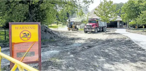  ?? BOB TYMCZYSZYN/STANDARD STAFF ?? Crews clean up Constructi­on material from Lakeside Park on Friday as they get ready for what they expect to be a busy weekend thanks to warming temperatur­es. The Niagara health department has posted the beach as being unsafe for swimming.