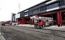  ?? ALONSO TENORIO ?? Los bomberos se trasladaro­n a su nuevo chozón.