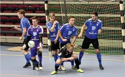  ?? Bild: Roger Larsson/arkiv ?? Målvakten Daniel Lindell och kollegerna i HBK Futsal under beskjutnin­g under en match mot IFK Göteborg i fjol. Men sedan HBK ramlat ur både SFL och division 1 i rak följd är framtiden oklar för laget.
