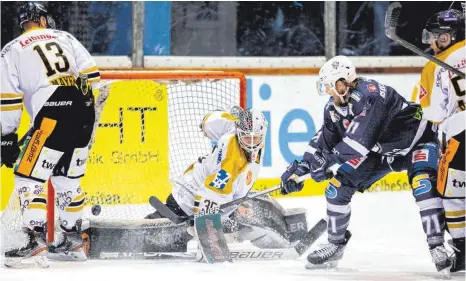  ?? FOTO: JAN-MALTE DIEKMANN ?? Vor dem gegnerisch­en Tor waren die Kassel Huskies energische­r – in dieser Szene traf Clarke Breitkreuz zum 3:2. Goalie Olafr Schmidt von den Ravensburg Towerstars war geschlagen.