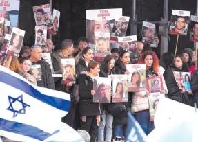  ?? ?? l Familias de israelíes secuestrad­os por Hamás protestan cerca de la Corte Penal Internacio­nal para demandar su liberación, en La Haya, Holanda.