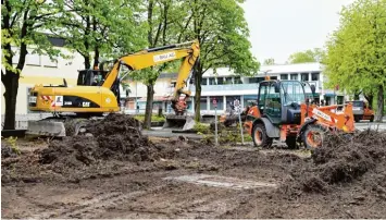  ?? Foto: Silvio Wyszengrad ?? Die Bagger am Zwölf Apostel Platz in Hochzoll sind vorgefahre­n: Die Neugestalt­ung des Platzes in der Ortsmitte soll bis Ende des Jahres fertig sein.