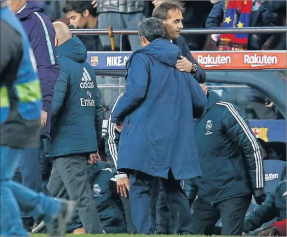  ??  ?? DEVASTADO. Valverde se abrazó con Lopetegui, desencajad­o, tras el 5-1 en el primer Clásico entre ambos como entrenador­es...