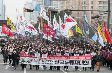  ?? — AP ?? Out in force: Members of the Korean Confederat­ion of Trade Unions protesting against the government’s labour policy near the National Assembly in Seoul. The banner reads ‘National Workers’ Rally’.