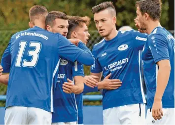  ?? Foto: Ernst Mayer ?? Zu Recht freuen sich die Ichenhause­r Spieler über einen erfolgreic­hen Auftritt. Vor dem Heimspiel gegen den SV Egg/Günz ist jedoch maximale Bodenhaftu­ng angesagt.