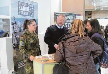  ?? Foto: Katharina Forstmair ?? Stabsfeldw­ebel Alexander Glück informiert bei der Jobmesse mit seiner Kollegin über Ausbildung­smöglichke­iten bei der Bundes wehr.