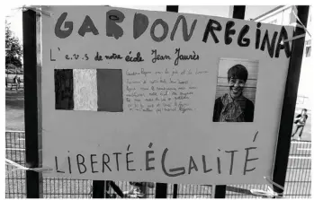  ??  ?? Sit-in et banderole à l’école Jean-jaurès pour garder leur emploi à la vie scolaire.