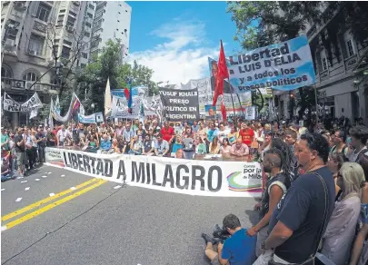  ?? Laura cano/télam ?? En Buenos Aires, la protesta se focalizó en la sede oficial del gobierno de Jujuy