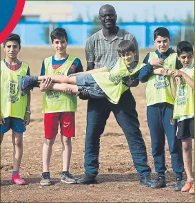  ?? FOTO: FC BARCELONA ?? Lilian Thuram, fomentando el FutbolNet en el Valle de Bekaa (Líbano)